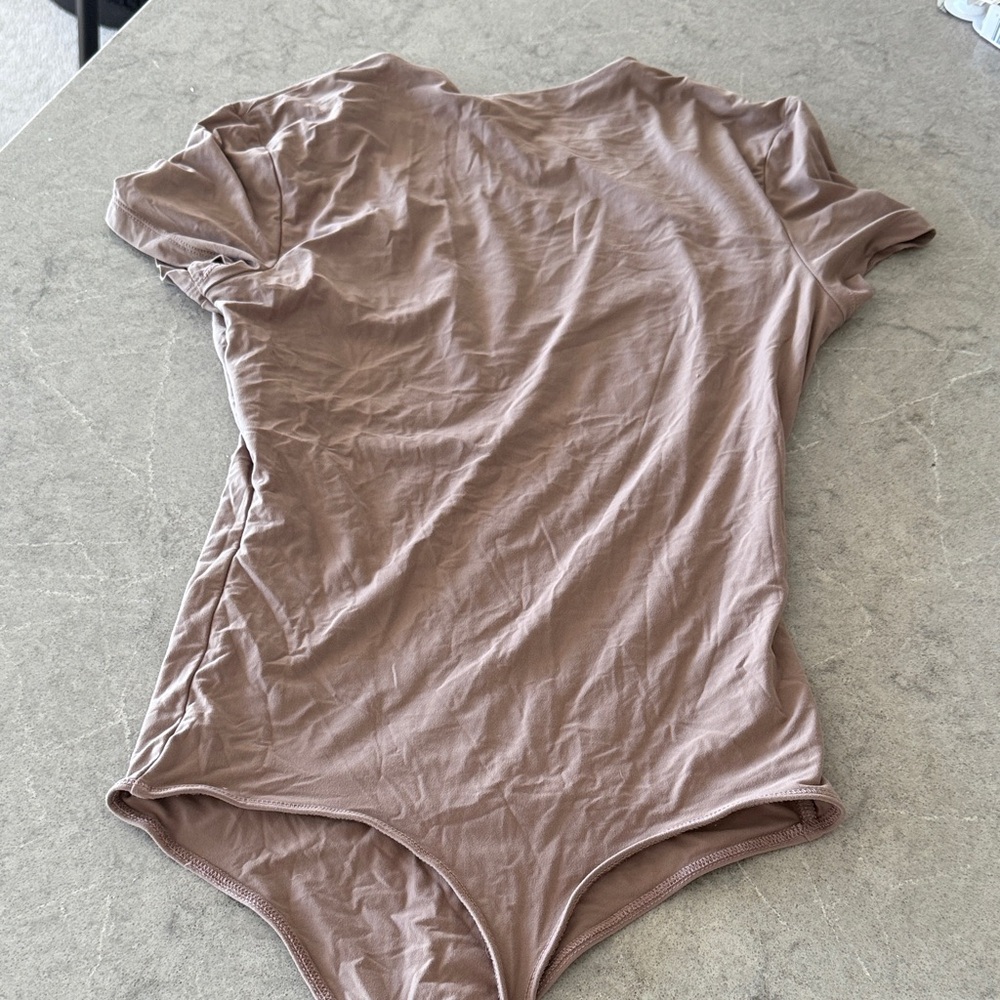 Abercrombie & FitchSoft taupe Short Sleeve Bodysuit BROWN SMALL - Picture 3 of 3
